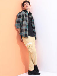 Highlander Men Black & Green Slim Fit Contoh Kasual