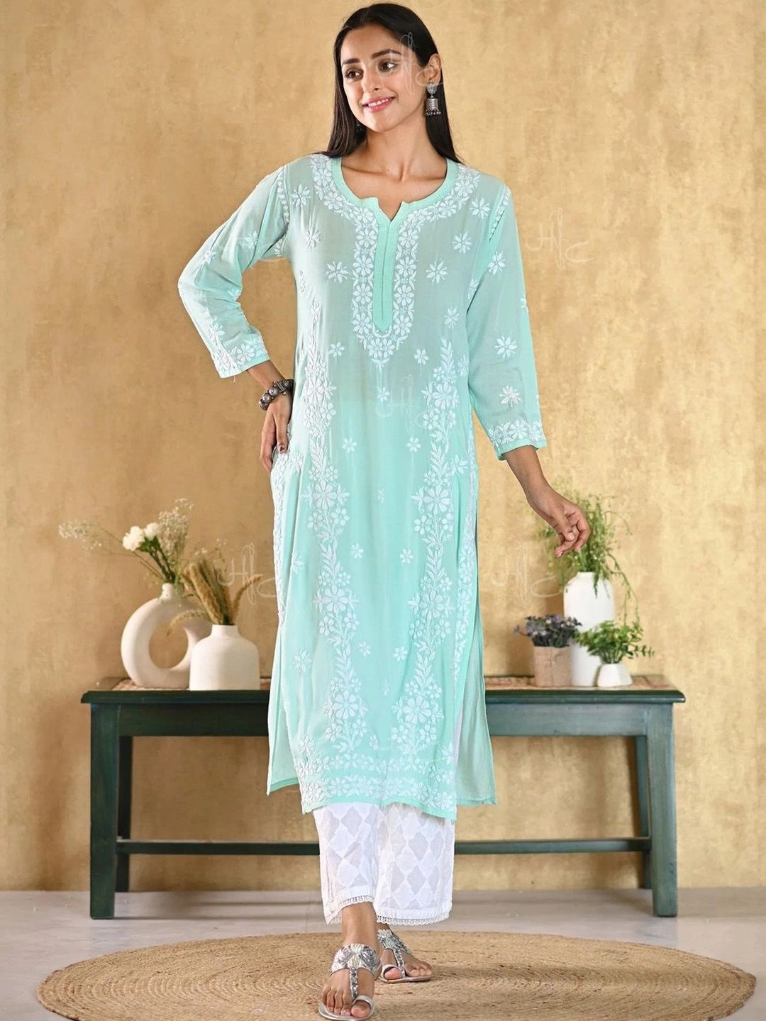 House of Chikankari Women Floral Embroidered Kurta