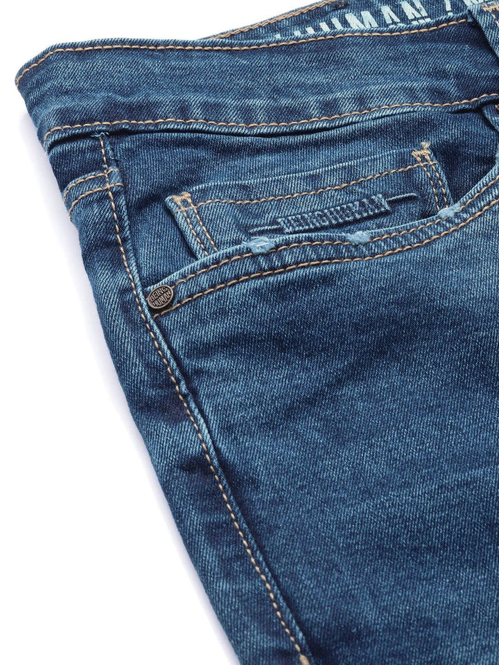 Menjadi lelaki manusia langsing sesuai dengan seluar jeans yang boleh diperbaharui