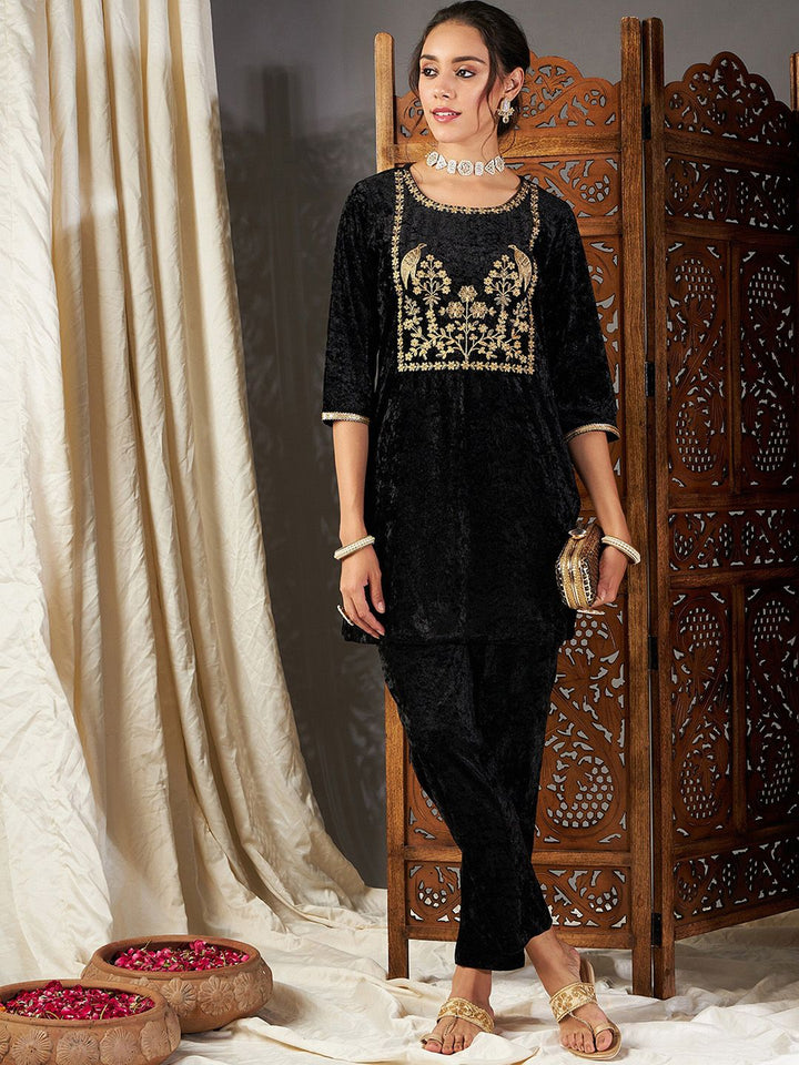 Shae by SASSAFRAS Floral Yoke Design Thread Work Velvet Short Kurta