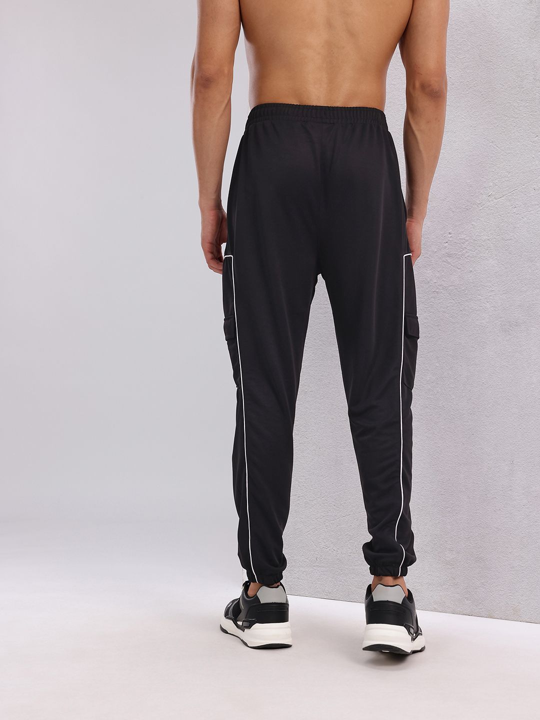 HRX by Hrithik Roshan Men Cargo Style Rapid-Dry Training Joggers with Contrast Piping