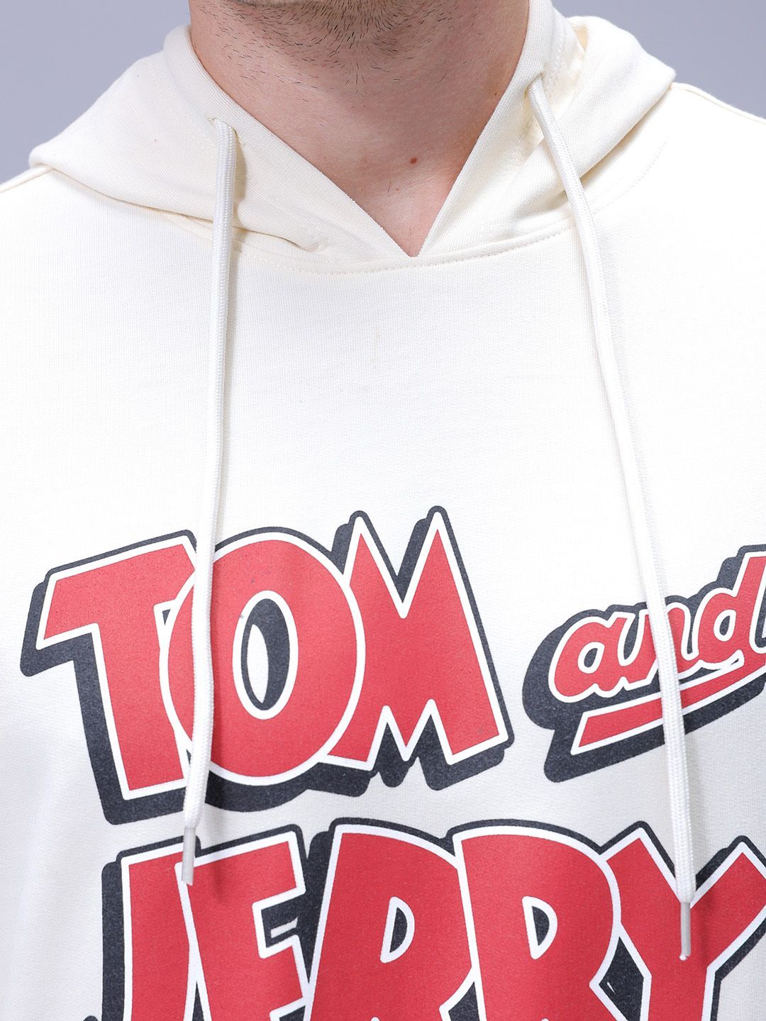 Lelaki garaj India yang biasa sesuai dengan Tom & Jerry yang dicetak di atas baju sejuk berkerudung