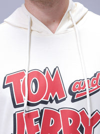 Lelaki garaj India yang biasa sesuai dengan Tom & Jerry yang dicetak di atas baju sejuk berkerudung