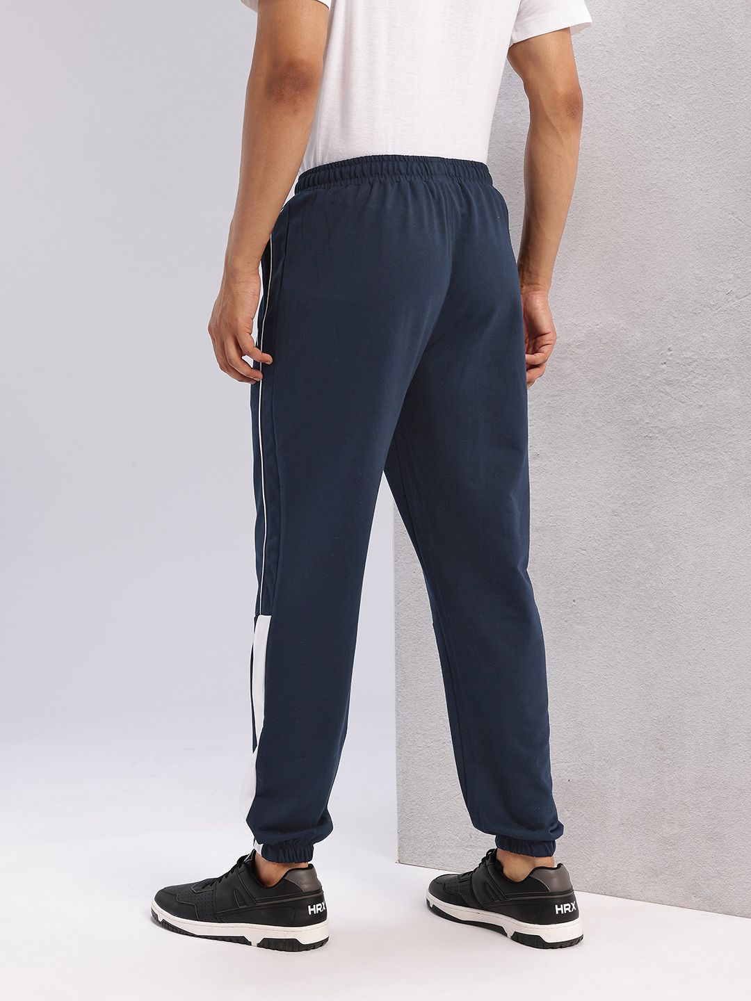 HRX by Hrithik Roshan Men Contrast Piping Mid-Rise Lifestyle Joggers