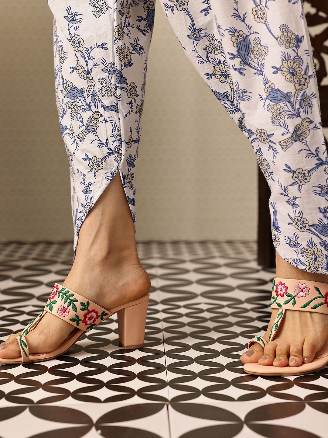 House of Pataudi Floral Regular Pure Cotton Jashn Kurta with Trousers & With Dupatta