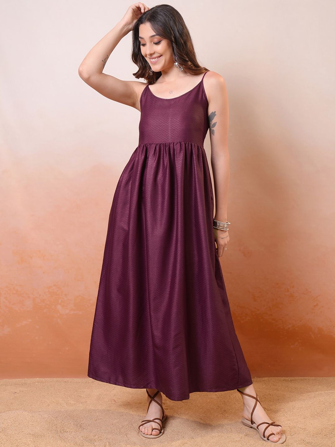 Vishudh Maroon Reka Bentuk Diri Tali bahu mengumpulkan pakaian Maxi A-line yang smocked