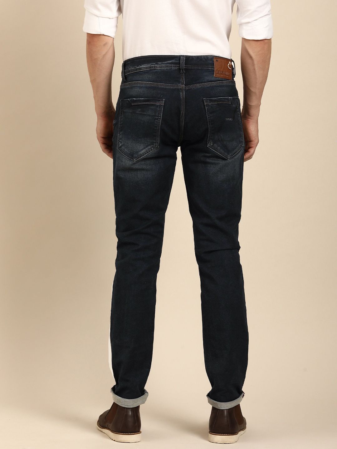 Menjadi lelaki manusia kurus sesuai dengan seluar jeans yang boleh diperbaharui
