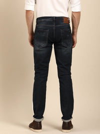 Menjadi lelaki manusia kurus sesuai dengan seluar jeans yang boleh diperbaharui