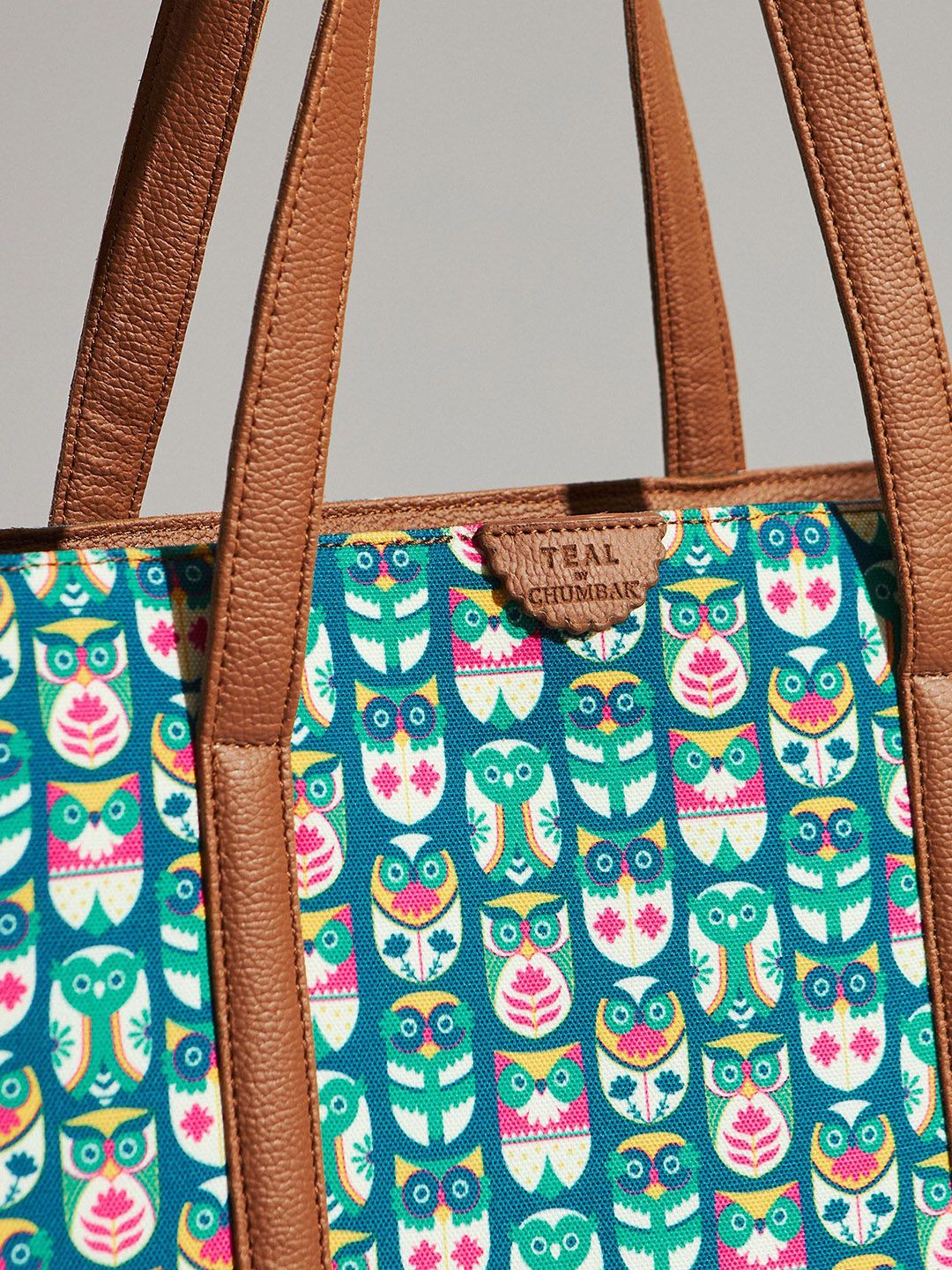 TEAL BY CHUMBAK Owl March Printed Shopper Tote Bag