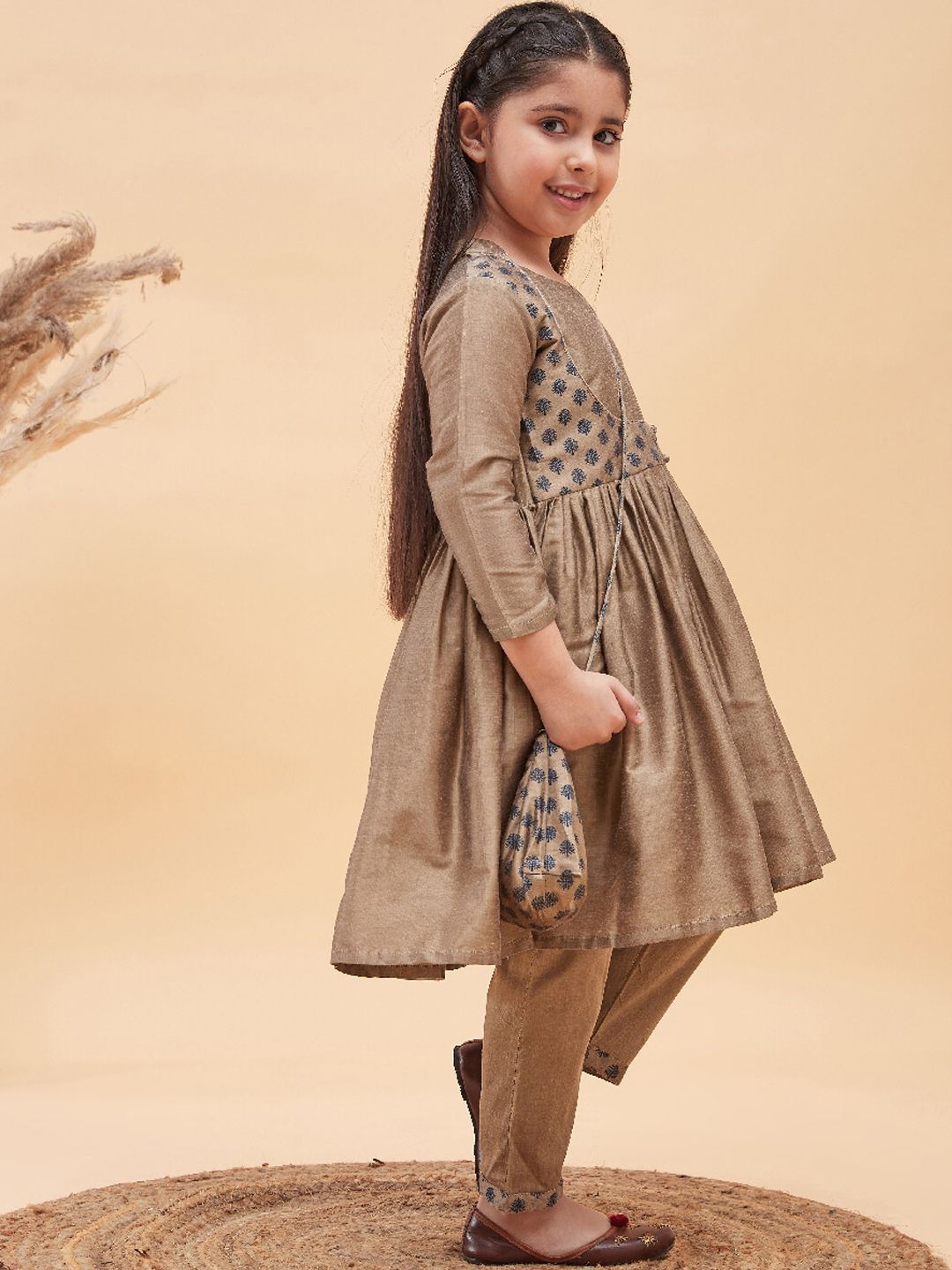 VASTRAMAY Girls Floral Printed Pleated Anarkali Kurta with Trousers & Potli Bag