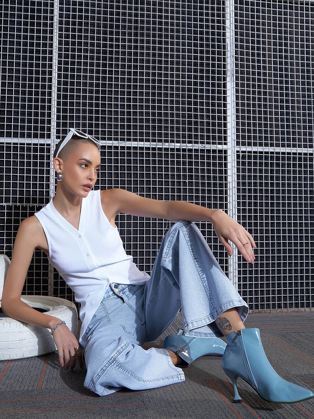 SASSAFRAS Women Straight Fit High-Rise Heavy Fade Stretchable Cargo Jeans