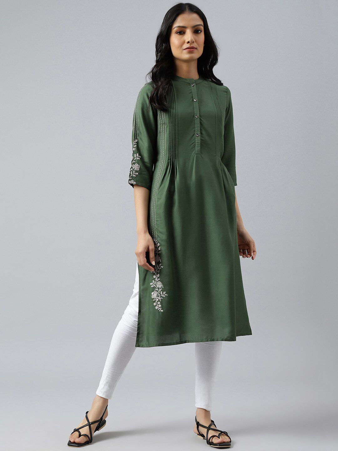 W Women Green Embroidered Thread Work Kurta