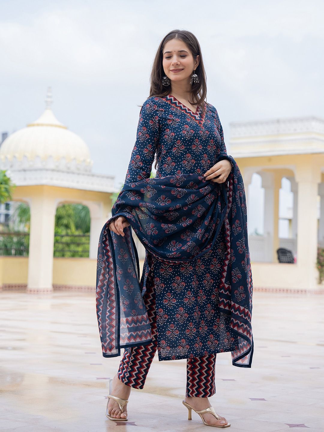 Kalini Floral dicetak lurus kurta dengan seluar & dupatta