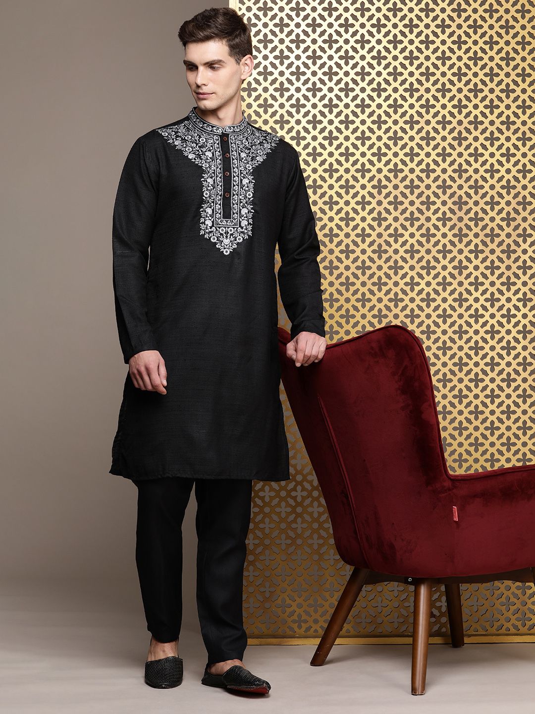 House of Pataudi Men Jashn Floral Embroidered Thread Work Kurta With Trousers