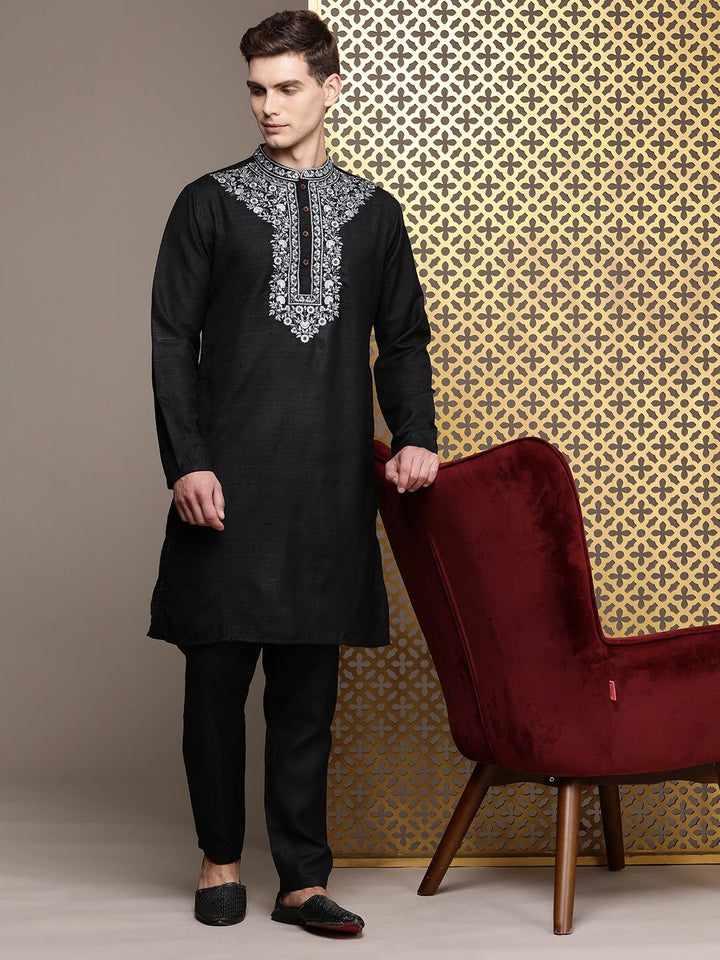 House of Pataudi Men Jashn Floral Embroidered Thread Work Kurta With Trousers