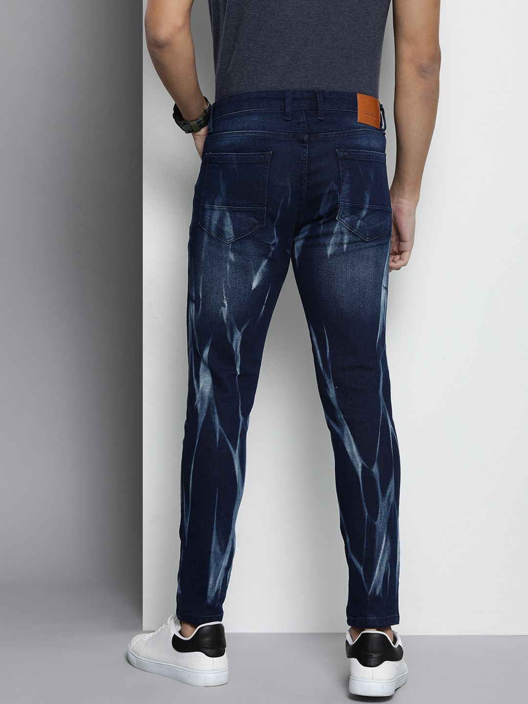 The Indian Garage Co Men Blue Carrot Fit Light Fade Stretchable Jeans