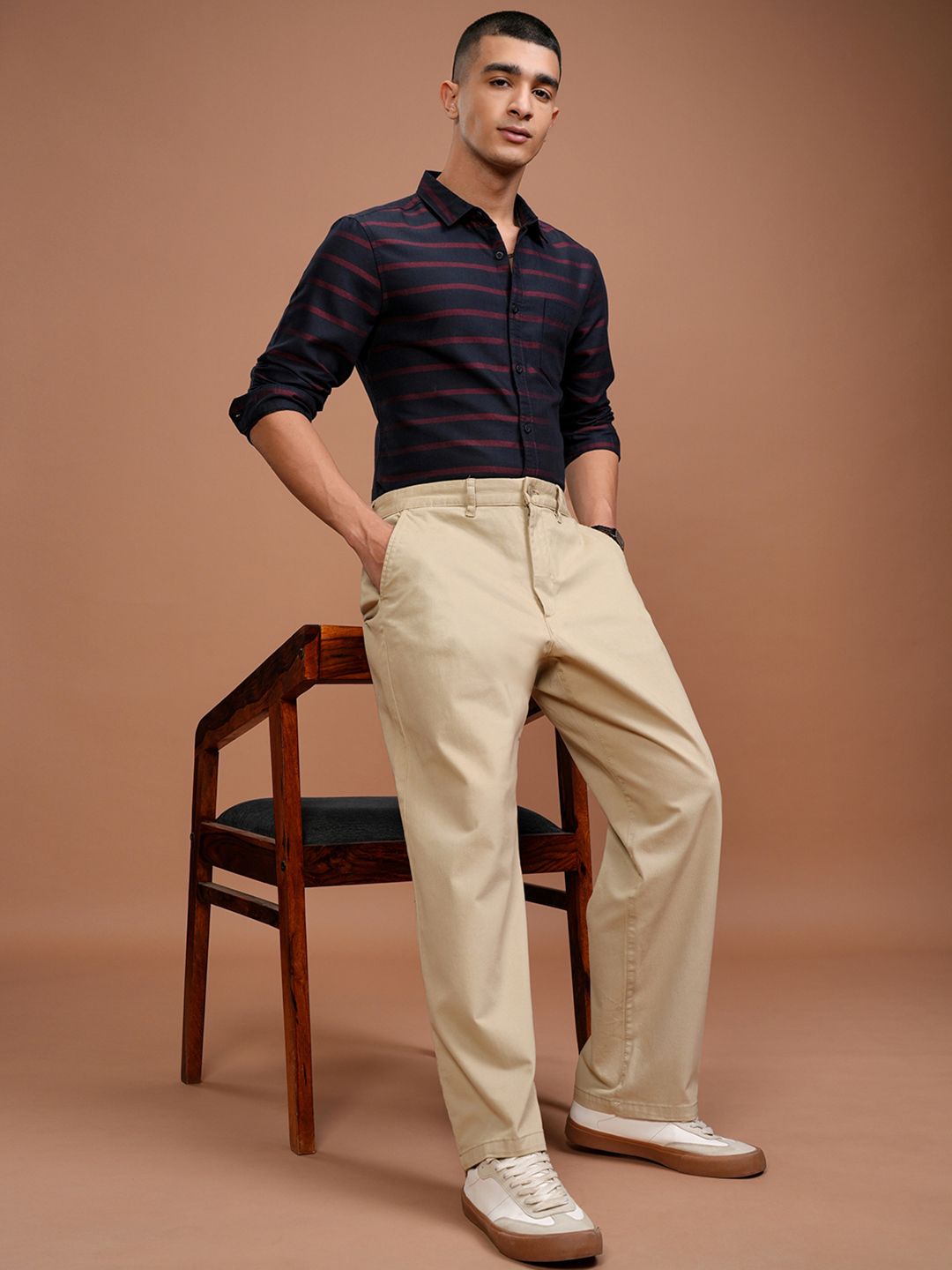 Highlander Men Navy Blue & Maroon Slim Fit bergaris baju kasual