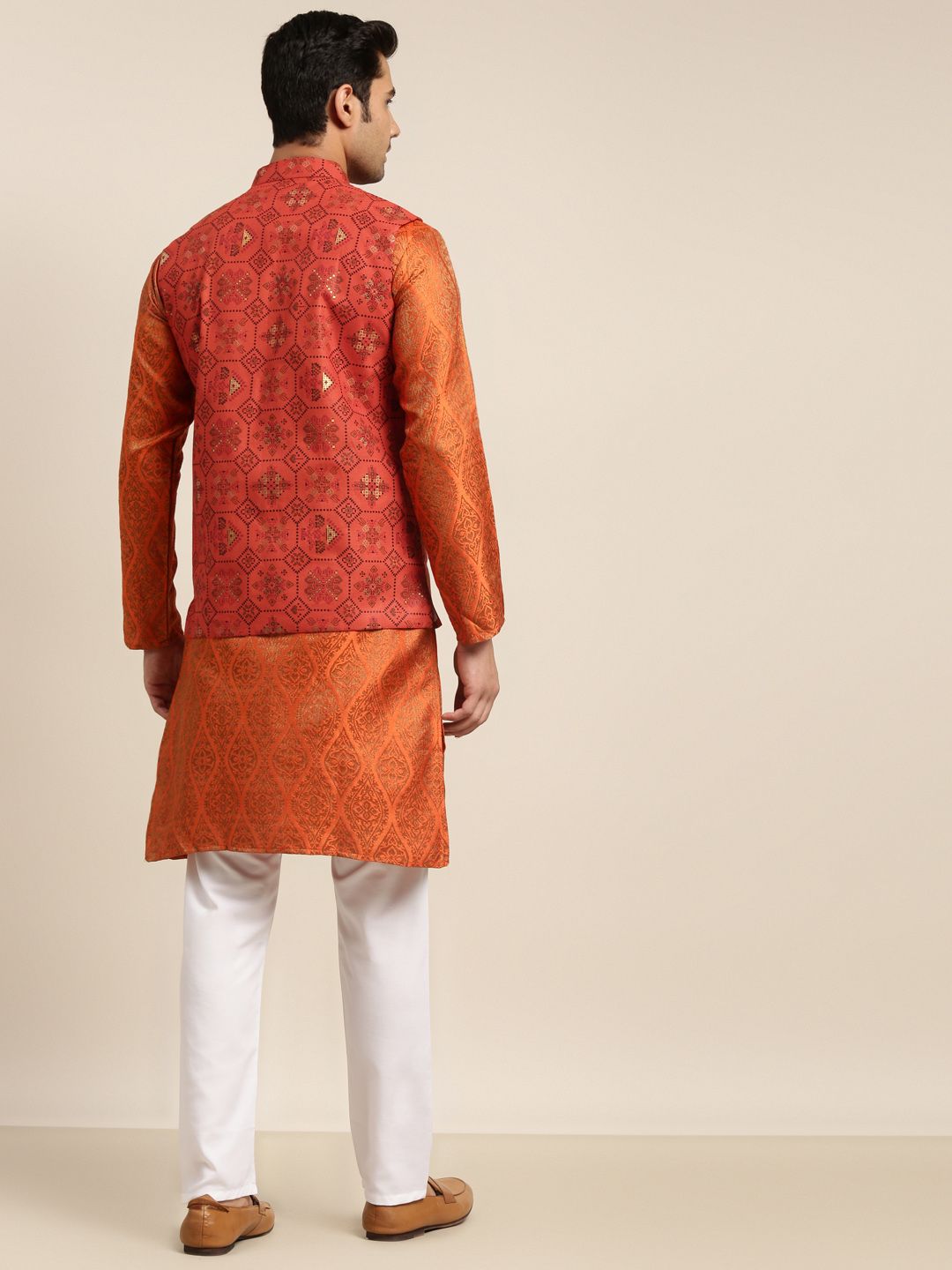 Sojanya Motif Etnik Orange Kurta dengan Piyama & Nehru Jacket