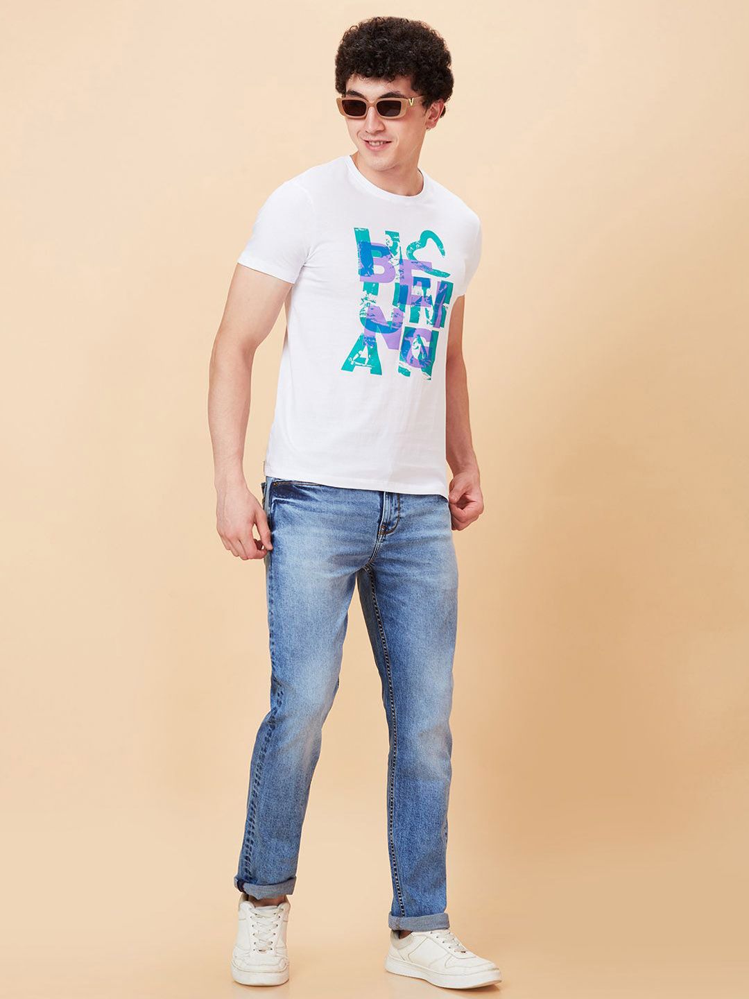 Menjadi lelaki manusia langsing sesuai dengan seluar jeans berat
