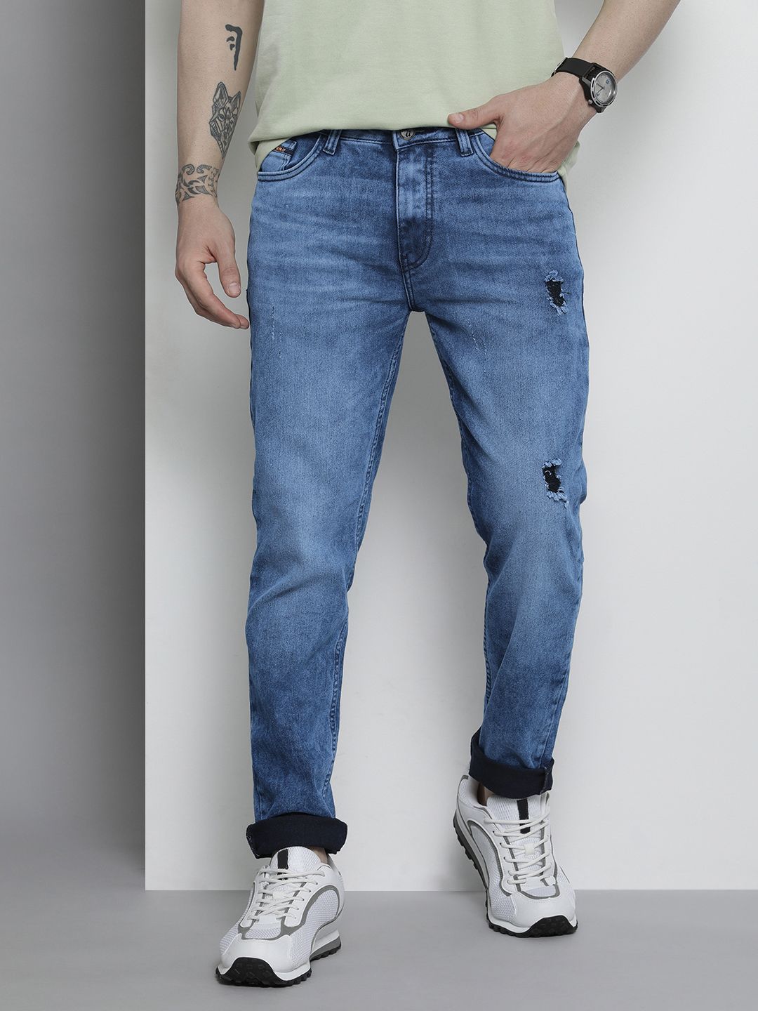 Lelaki garaj India yang langsing sesuai dengan seluar jeans yang boleh diperbaharui