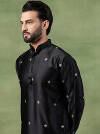 SOJANYA Men Floral Embroidered Thread Work Kurta