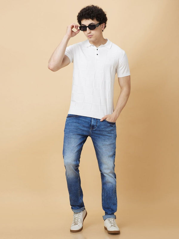 Menjadi lelaki manusia memeriksa t-shirt kolar polo