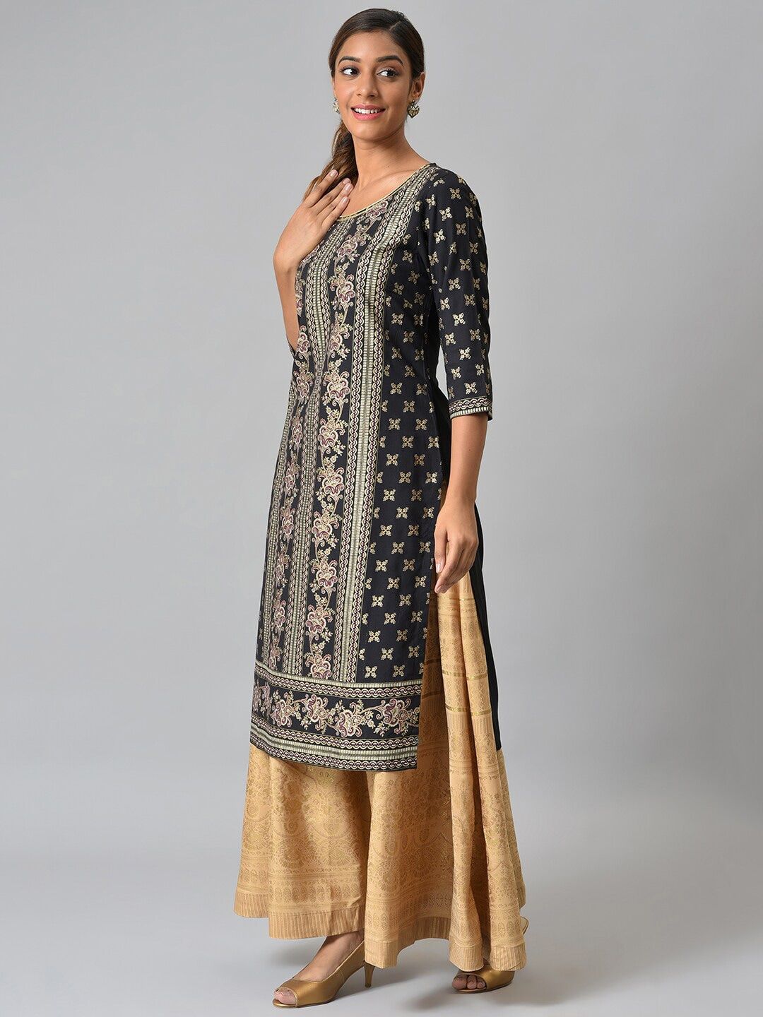 Aurelia Women Black Floral Print Viscose Straight Kurta
