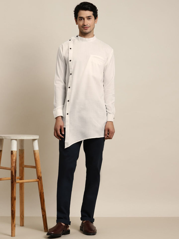 Anug oleh SOJANYA Men Off White Asymmetric Hemline Kurta