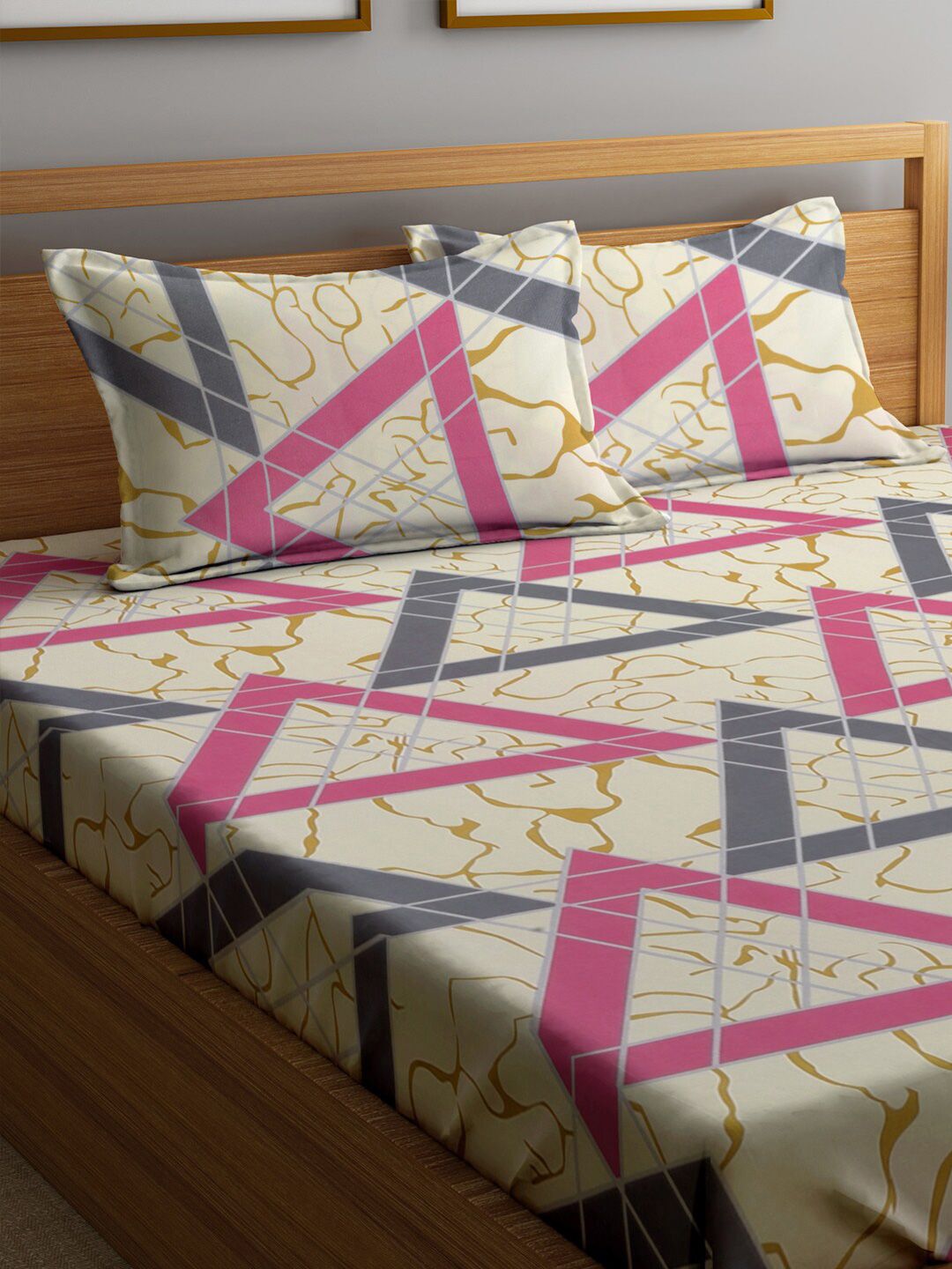 KLOTTHE Yellow & Pink Geometric Printed 300 TC King Bedsheet With 2 Pillow Covers