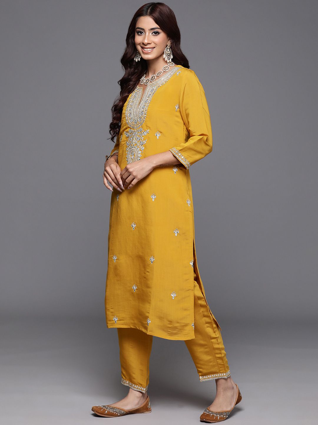 Indo era bunga bersulam berkurung kurta dengan seluar & dupatta