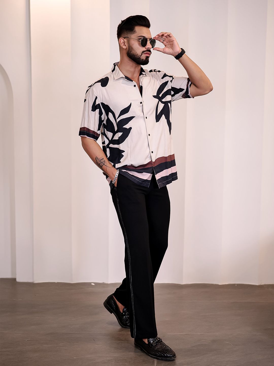 Eszett Baju Kasual Spread Collar Bercetak Abstrak