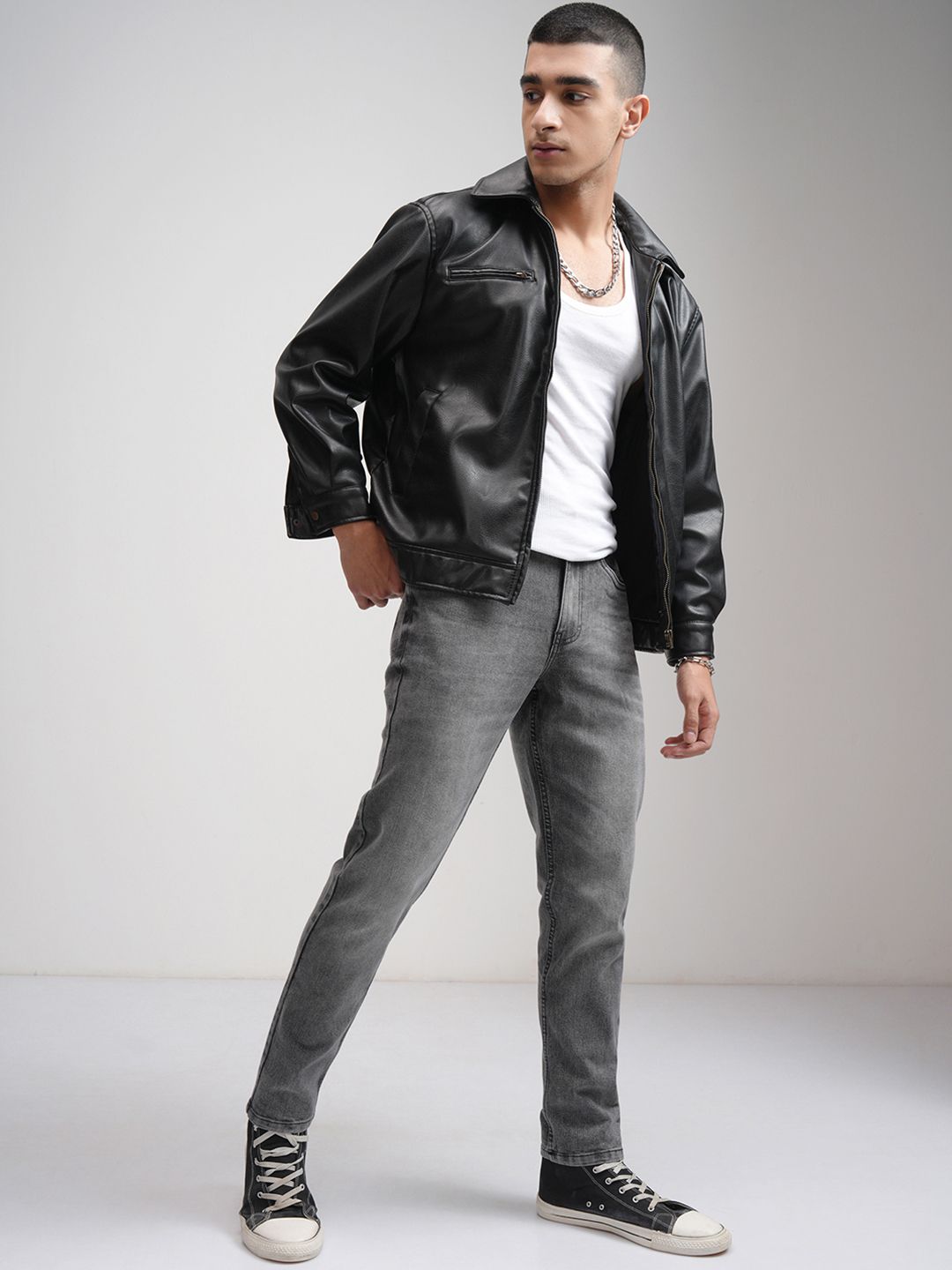 HIGHLANDER Men Grey Tapered Fit Mid-Rise Clean Look Jeans