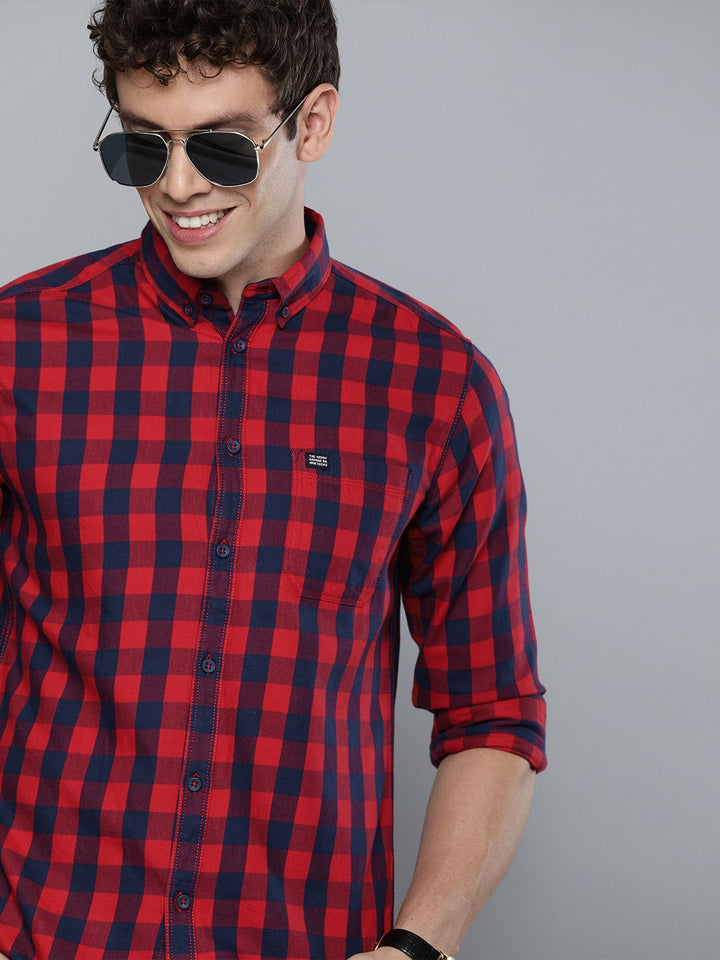 Lelaki Garage CO India Red & Blue Fit Reguler diperiksa baju kasual
