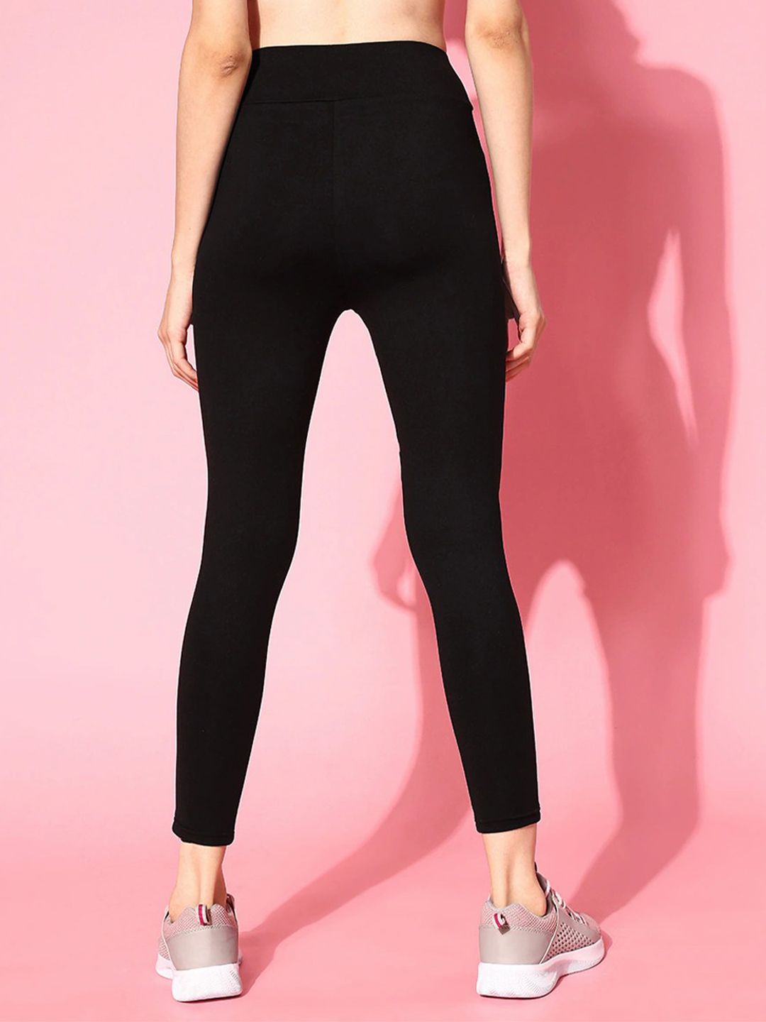 Berrylush Wanita Hitam Solid Criss-Cross Mesh Detail Tak Tegang