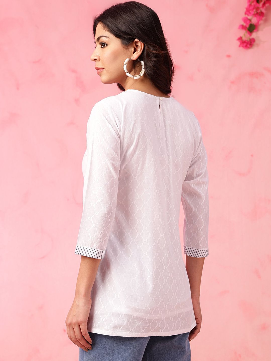 Anouk Floral bersulam V-Neck Pure Cotton Straight Short Kurti