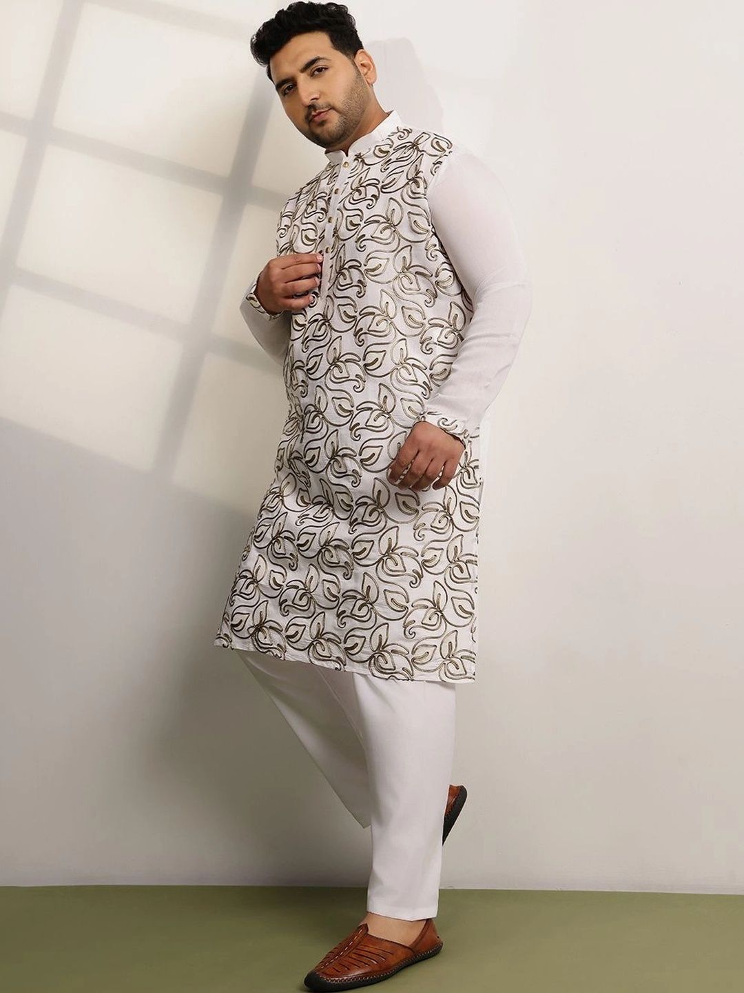 SOJANYA PLUS Men Ethnic Motifs Embroidered Regular Thread Work Kurta with Pyjamas