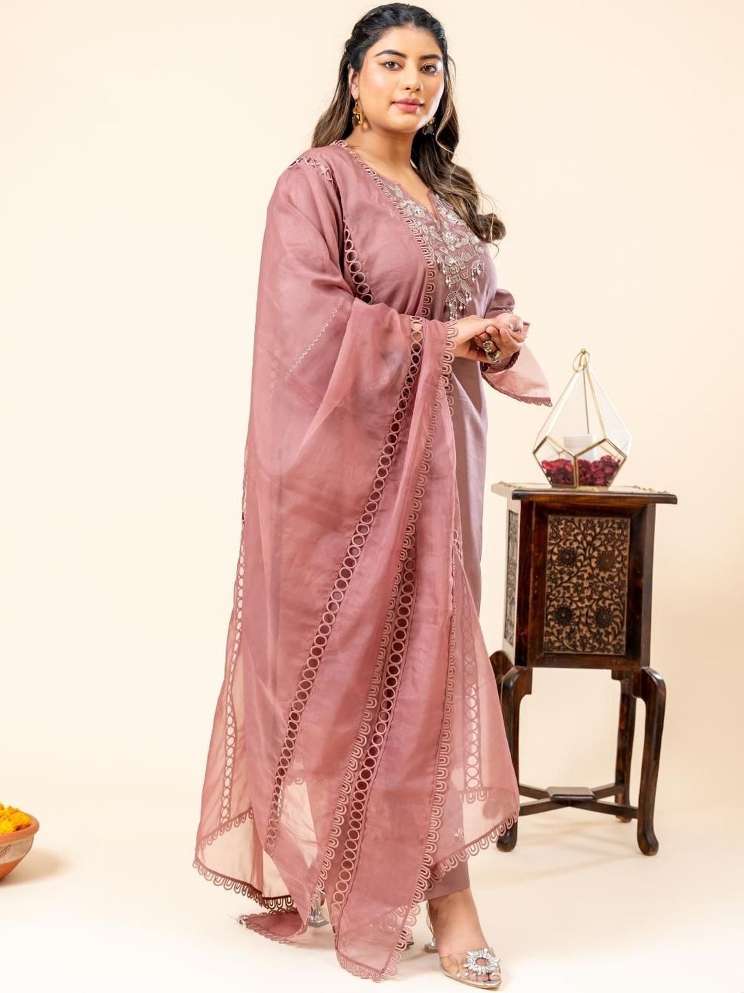 Mamicha Embroidered V-Neck Kurta Set