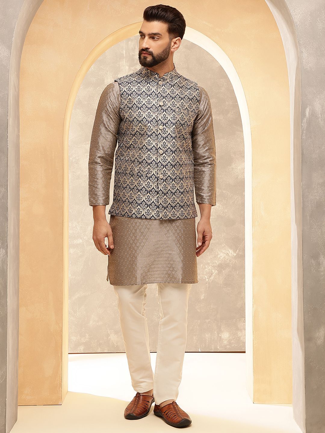 Anouk Brown Woven Design Jacquard Silk Straight Kurta Dengan Piyama Dan Jaket Nehru