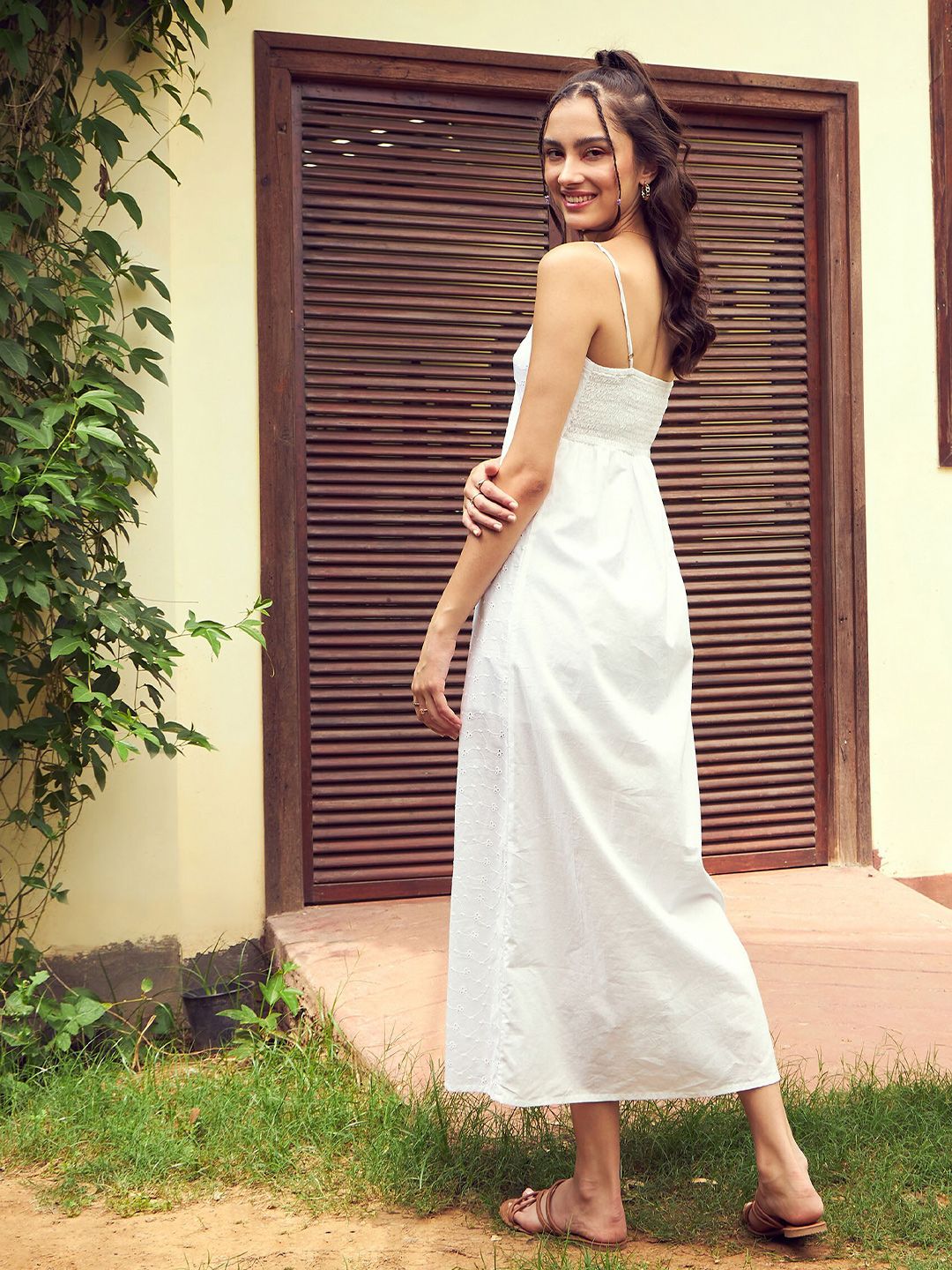 Sassafras Reka Bentuk Diri Putih Schiffli Pure Cotton A-Line Midi Dress