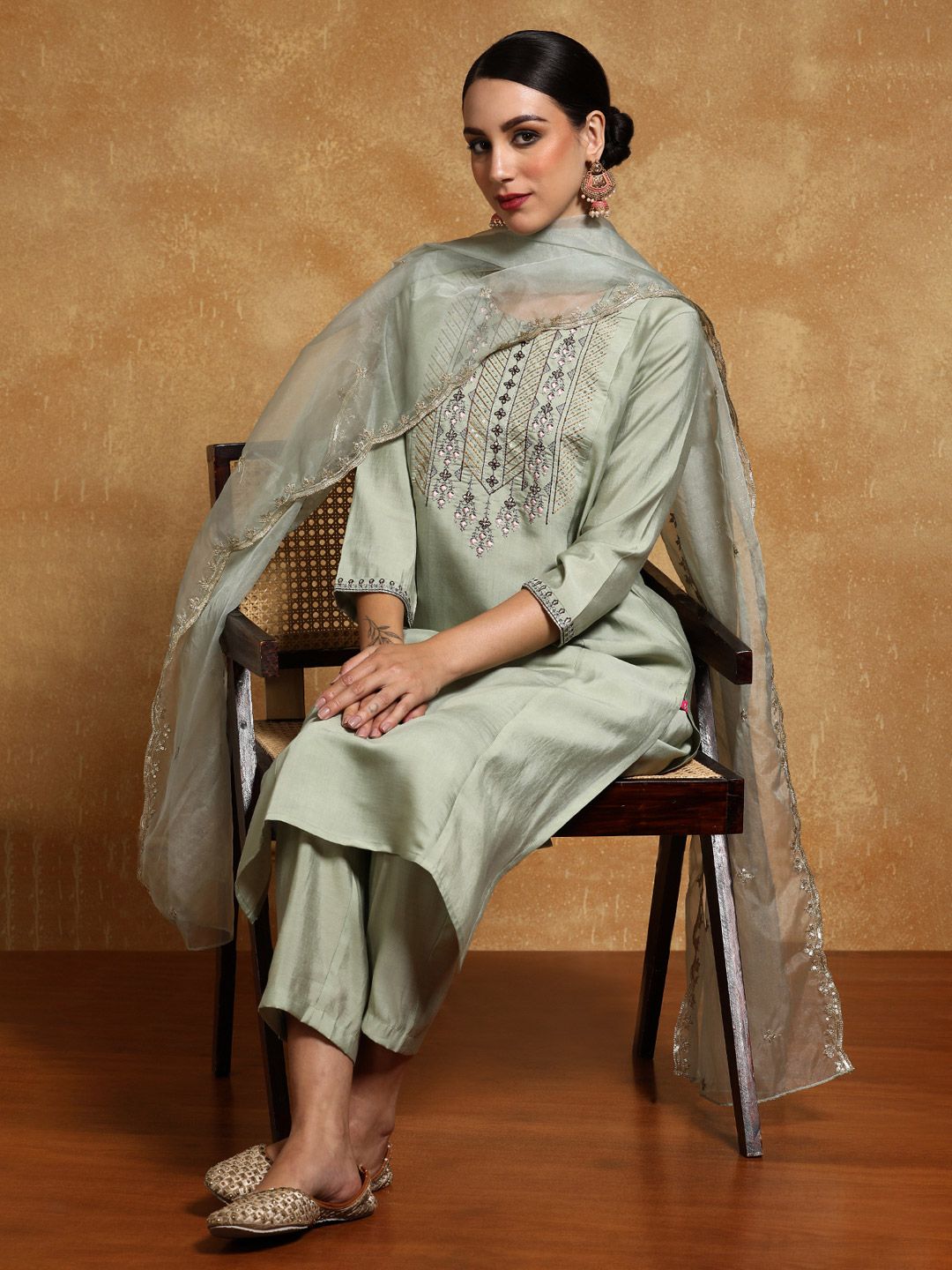 Varanga Women Floral Embroidered Regular Thread Work Kurta with Trousers & With Dupatta