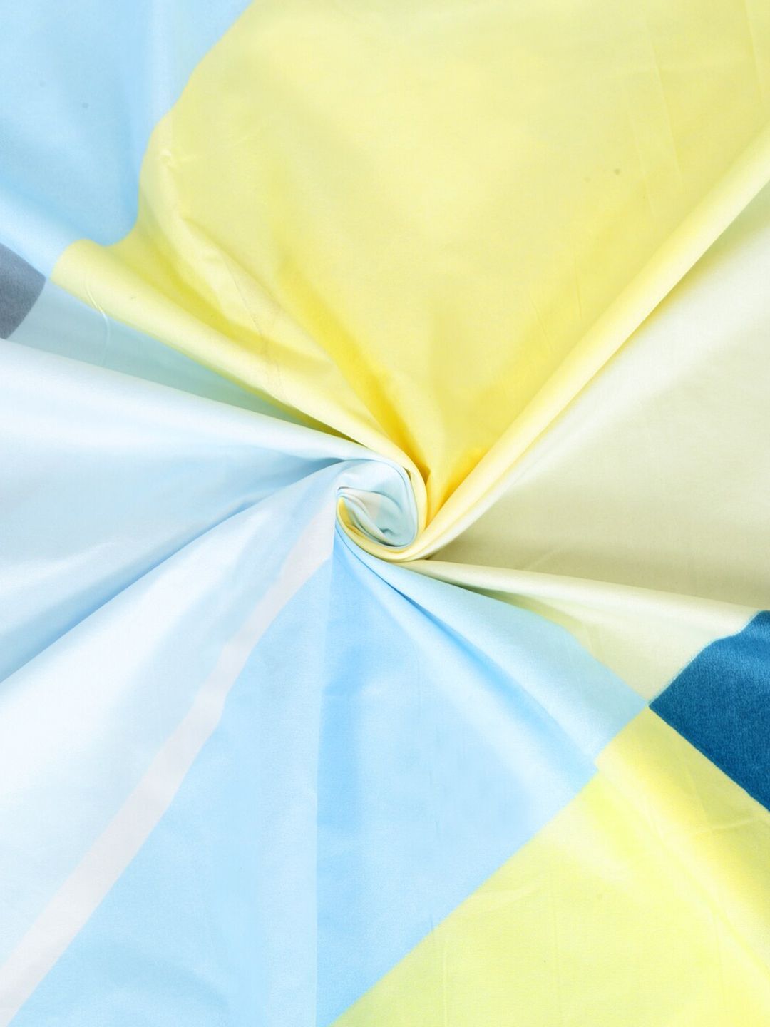 KLOTTHE Blue & Yellow Geometric Printed 300 TC Double King Bedsheet With 2 Pillow Covers