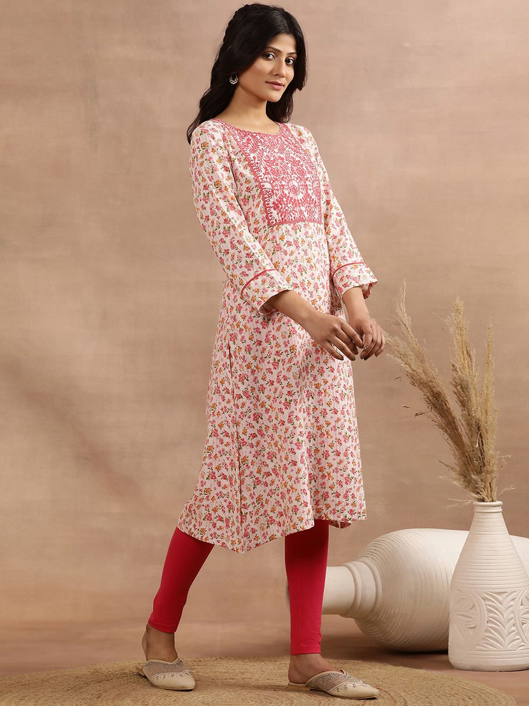 W White & Pink Floral Printed Thread Work Straight Kurta