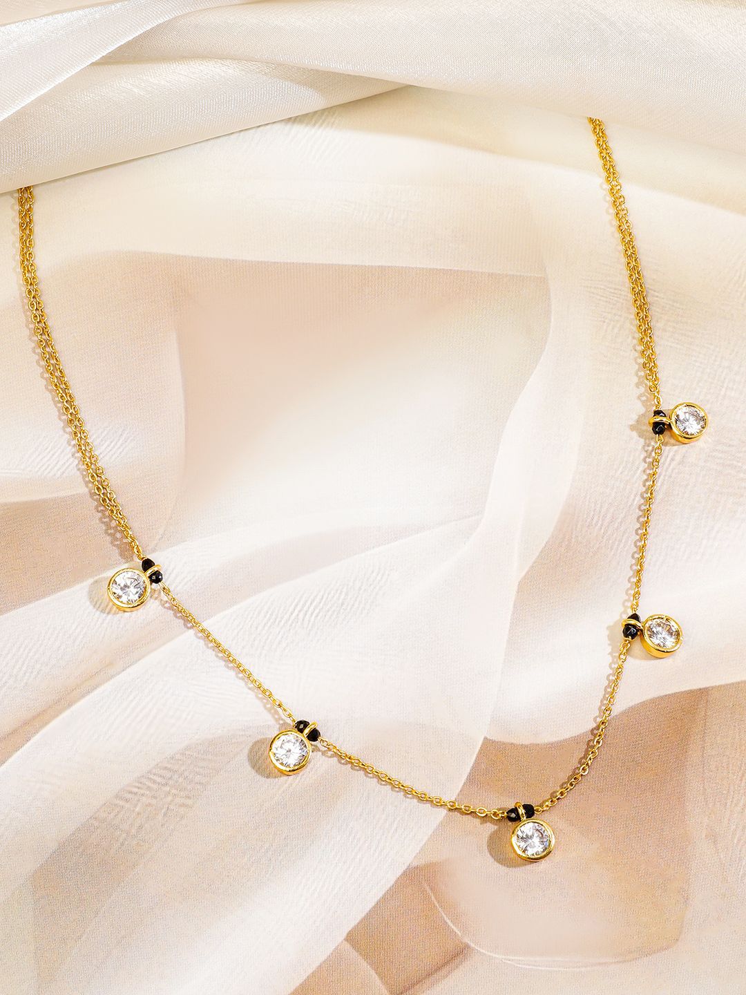 Rubans 18K Gold-Plated Zirconia Zirconia Studded Mangalsutra Minimal Dengan Rantai Manik Hitam