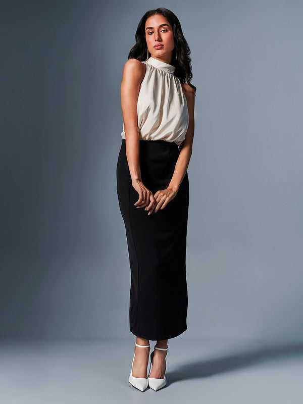 Dan bahagian leher tanpa lengan choker di bahagian atas biasa