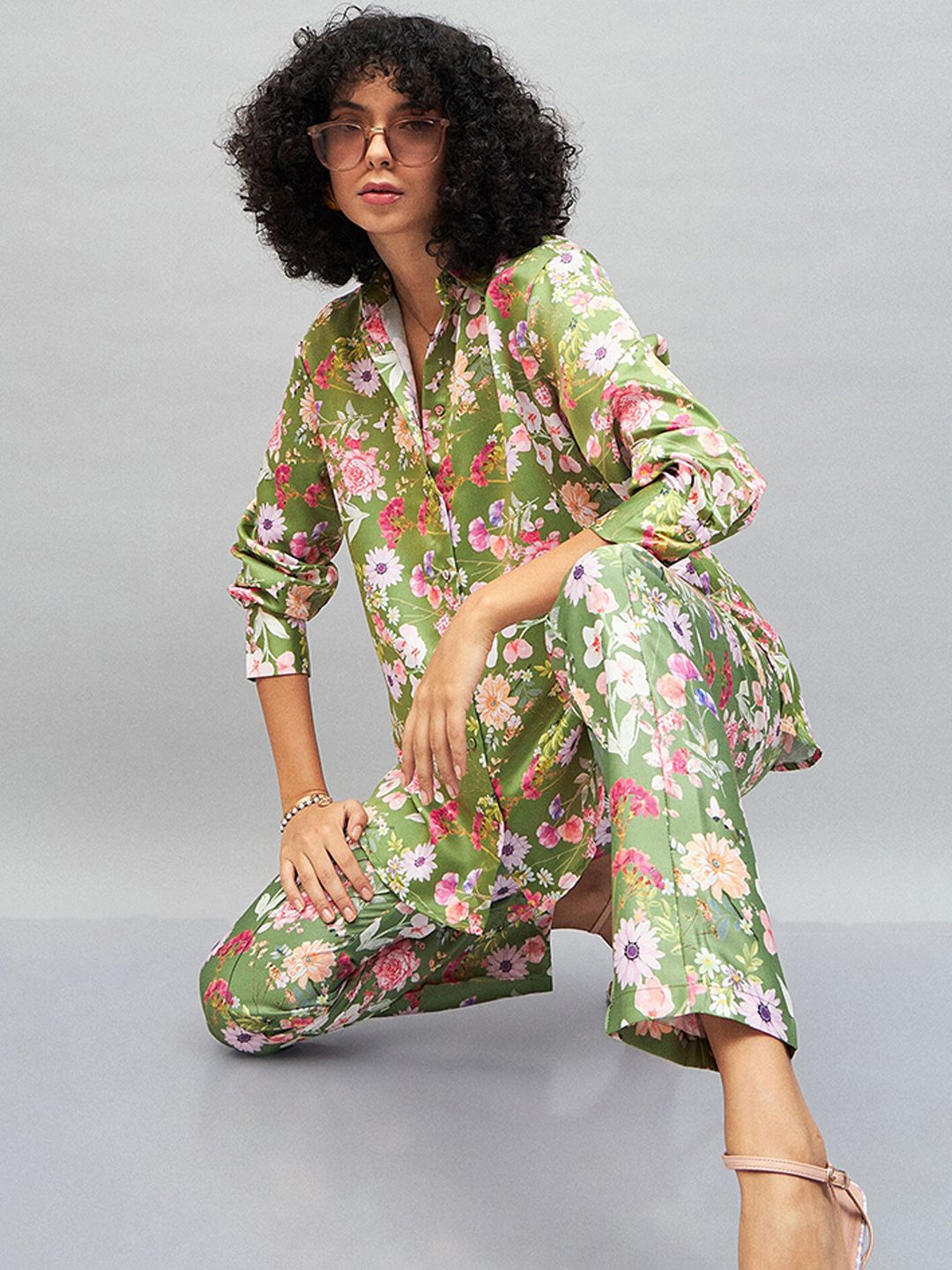 SASSAFRAS Women Floral Printed Mid Rise Straight Fit Regular Trousers