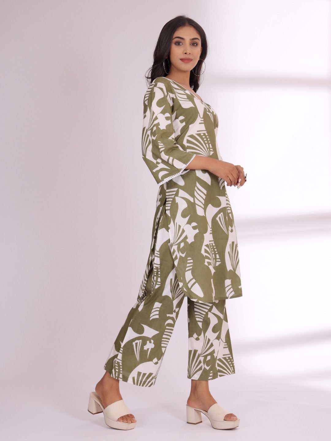 Varanga Floral Printed V-Neck Straight Kurta With Trousers