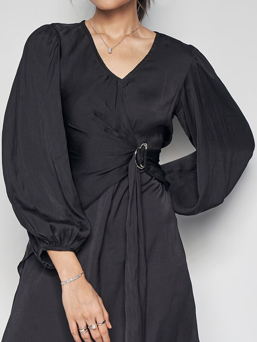 Dan lengan v-neck puff mengumpulkan pakaian A-line terperinci