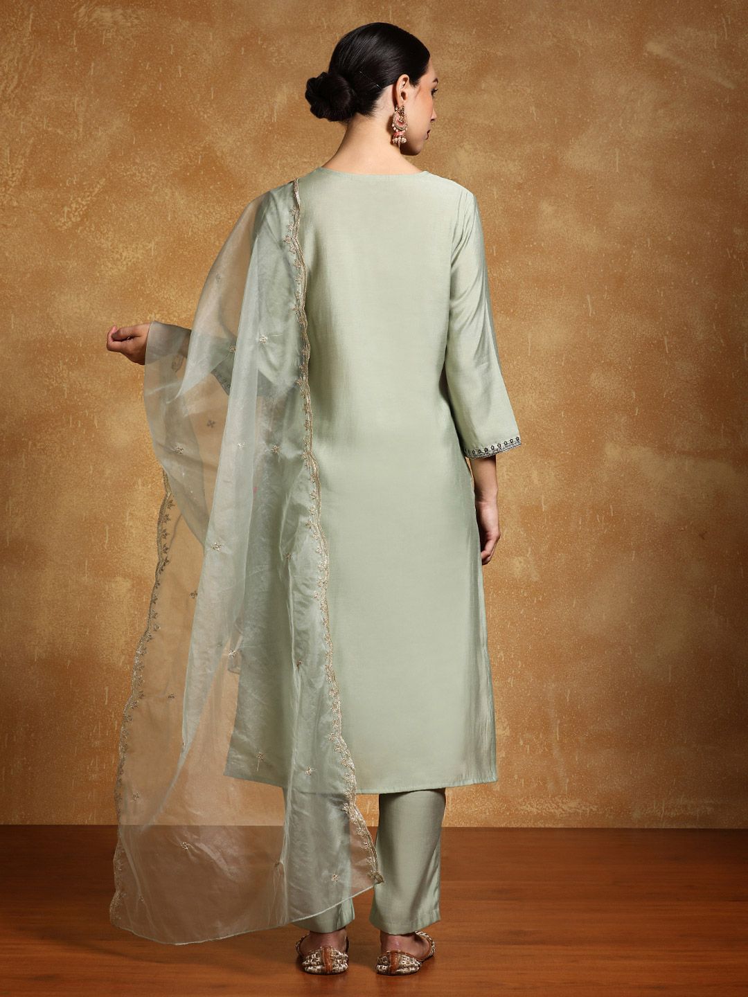 Varanga Women Floral Embroidered Regular Thread Work Kurta with Trousers & With Dupatta