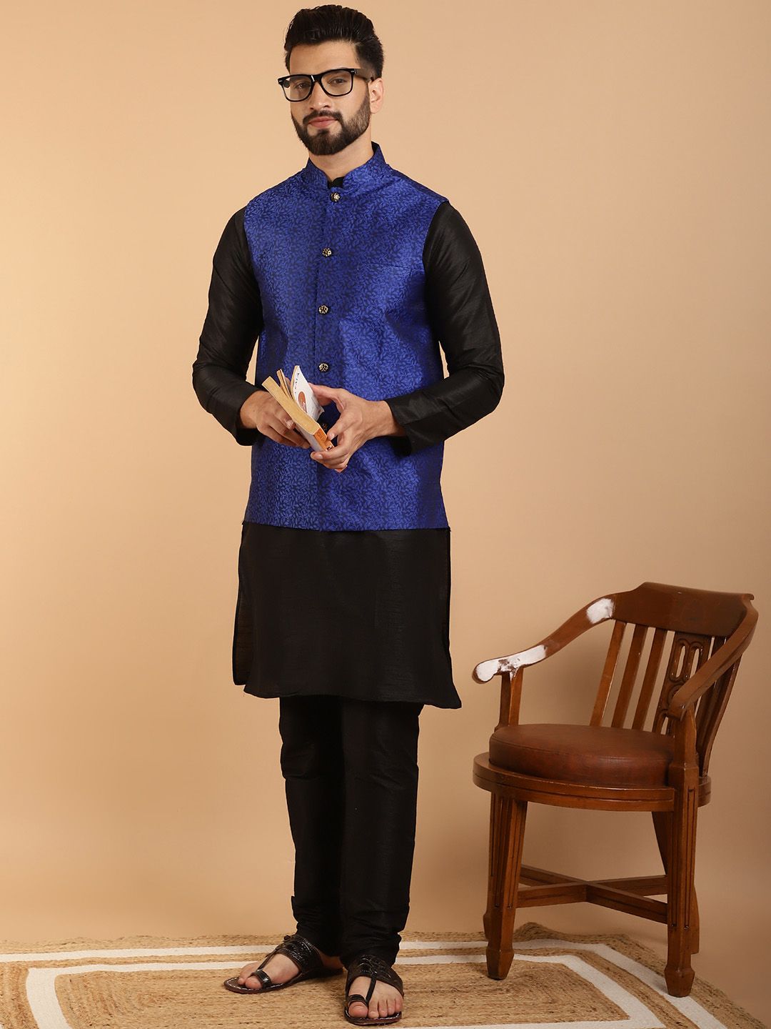 SOJANYA Men Black & Navy Blue Kurta with Churidar And Nehru Jacket
