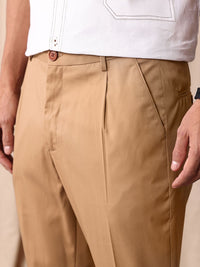 Lelaki Bowerbird yang disesuaikan dengan seluar berlapis vintaj